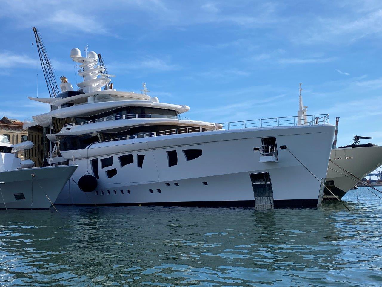 mega yacht in porto