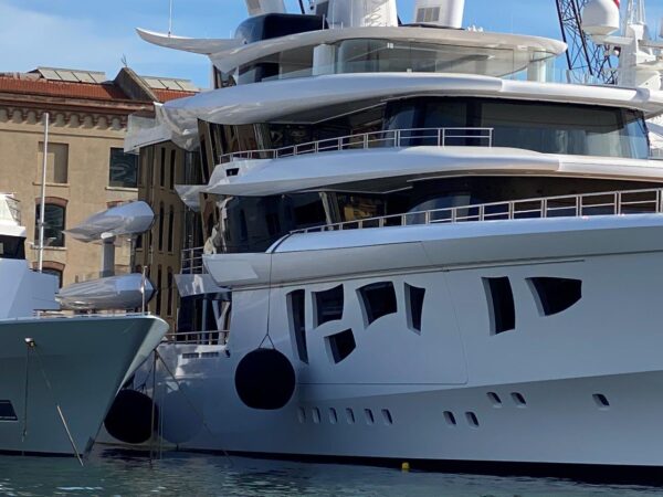 Le immagini del megayacht Artefact ormeggiato a Genova