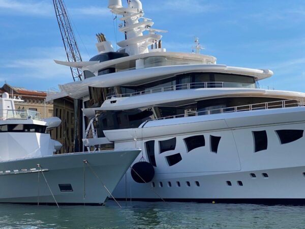 Il megayacht Artefact a Genova: le foto di LN