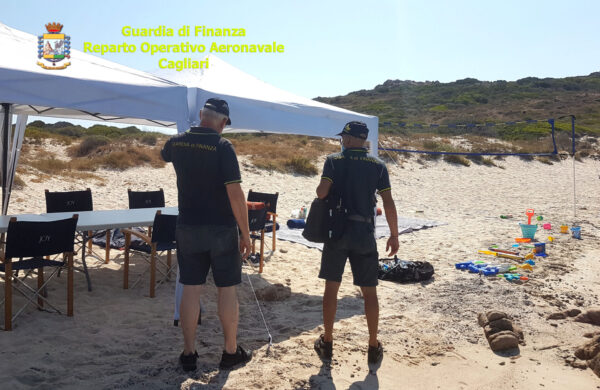 Tende, tavoli e campo da volley in spiaggia all’Isola di Mortorio: comandante denunciato