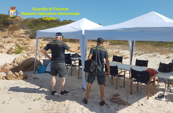 Occupazione abusiva in spiaggia all'Isola di Mortorio