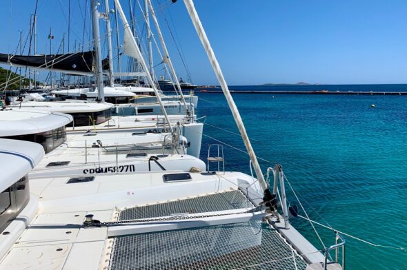 NSS Yachting, Lagoon - catamarani della NSS Charter nella base del Marina di Cala dei Sardi