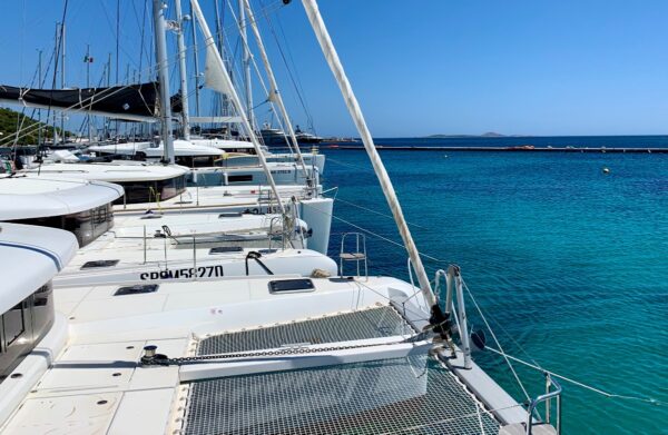 NSS Yachting, Lagoon - catamarani della NSS Charter nella base del Marina di Cala dei Sardi