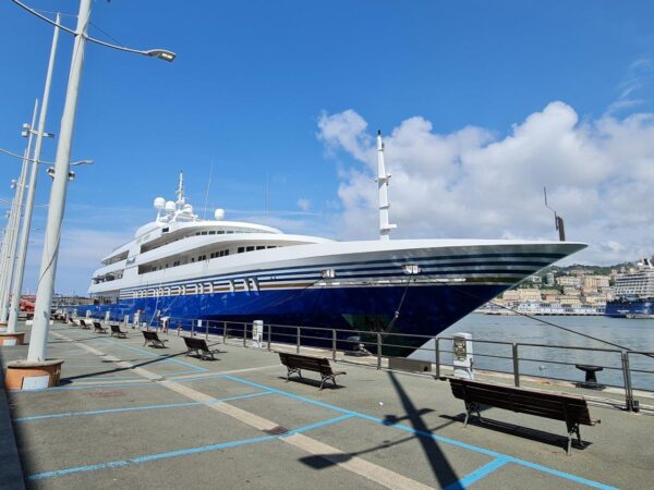 Megayacht Queen Miri