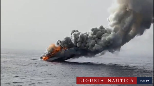 Pattugliatore della Guardia di Finanza prende fuoco e affonda