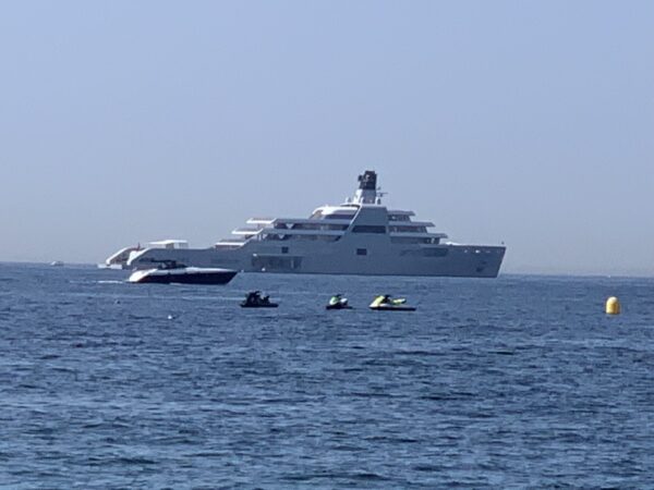 Il megayacht Solaris del magnate russo Abramovich in fuga dalla Spagna: direzione Montenegro?