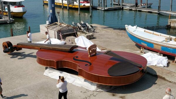 La barca-violino di Venezia: fungerà da palco per i concerti in laguna