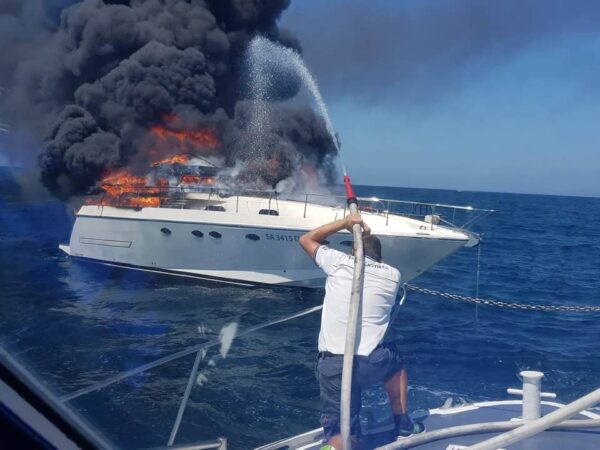 Incendio yacht a Capri