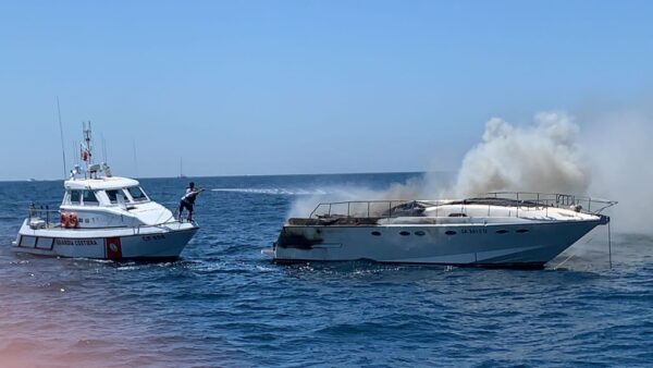 Incendio a Capri: affonda uno yacht di 15 metri