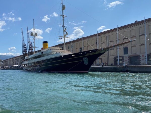 Il megayacht Nero a Genova