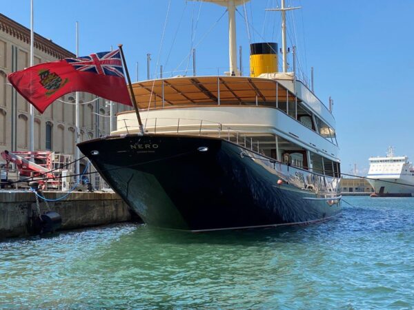 Il megayacht Nero torna a Genova con la sua bellezza Anni ’20