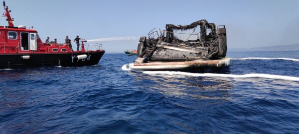 Sanlorenzo di 29 metri “Reine d’Azur” in fiamme in Costa Azzurra