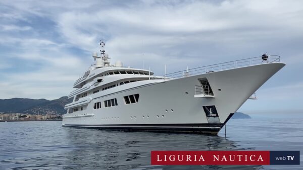 Il megayacht Ebony Shine in rada a Genova