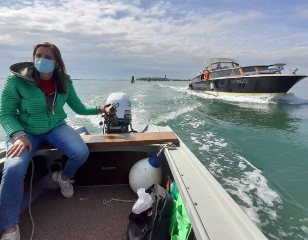 “Fie a manetta”. Così le ragazze di Venezia si riprendono la loro laguna