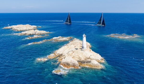 I J Class, Velsheda e Topaz, mentre girano gli isolotti dei Monaci nell'Arcipelago di La Maddalena, Maxi Yacht Rolex Cup 2019. Foto credit Studio BorlenghiRolex