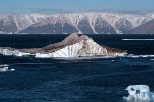 Oceano Artico ghiaccio marino - Icebergs_in_the_High_Arctic_-_20050907 wikipedia