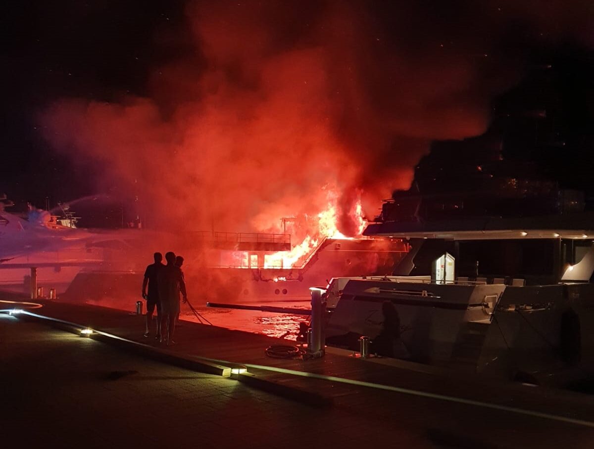 Siempre in fiamme al Marina di Olbia