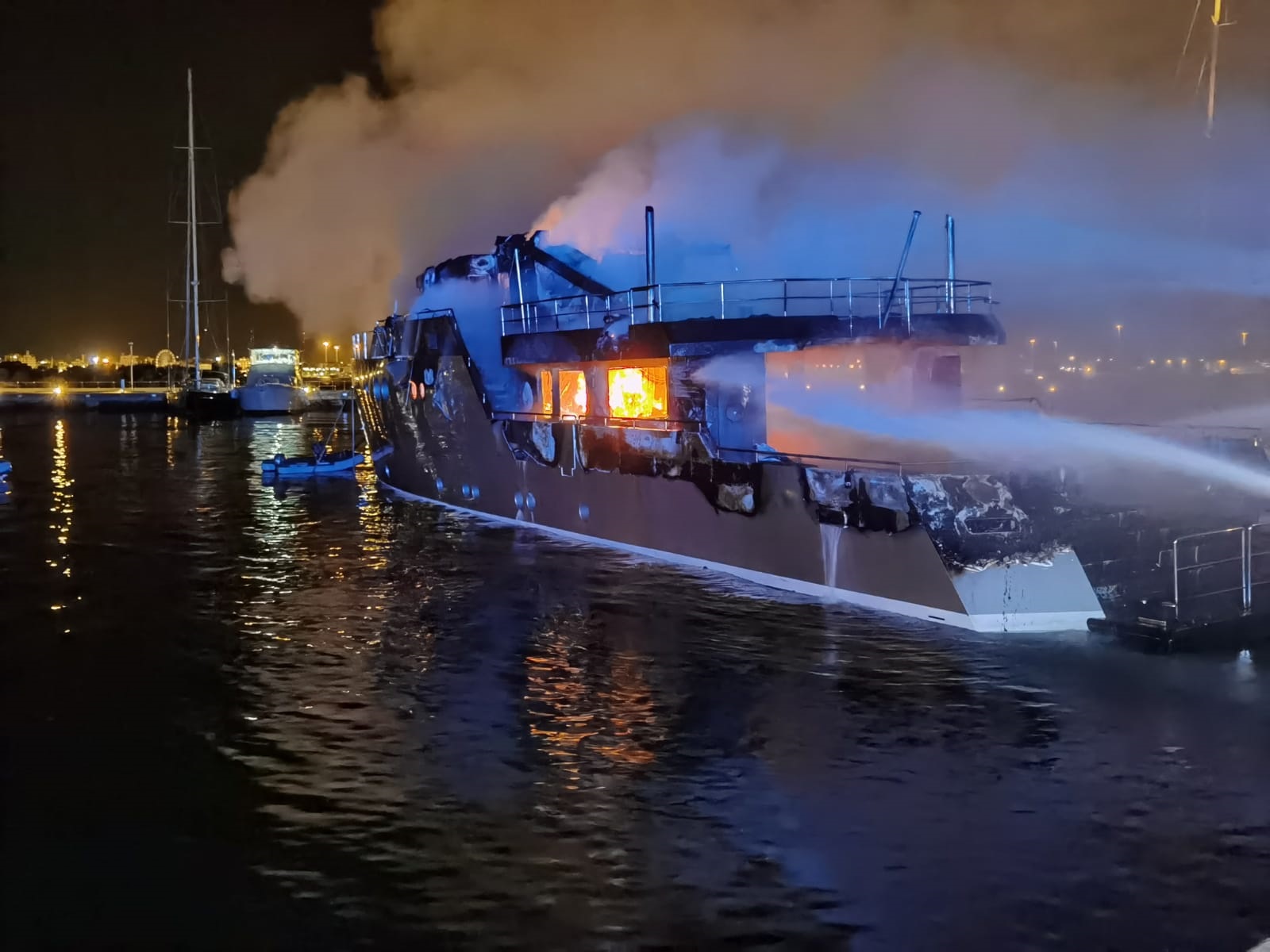 Siempre in fiamme al Marina di Olbia