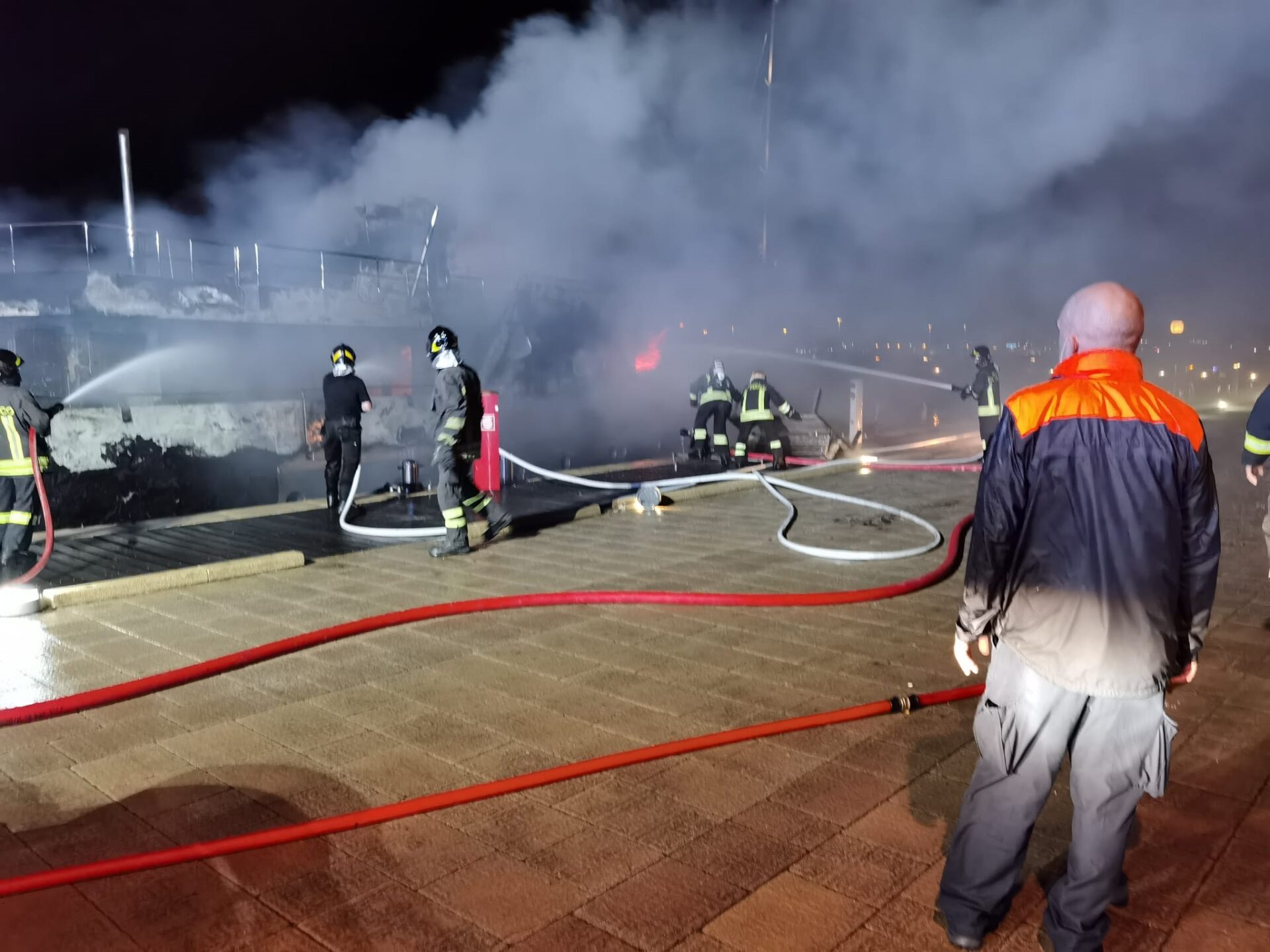 Siempre in fiamme al Marina di Olbia