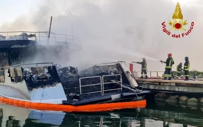 Siempre in fiamme al Marina di Olbia