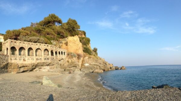 Un particolare della spiaggia di Albisola Superiore