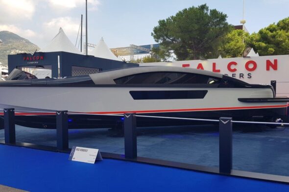 tender limousine ibrido di Falcon Tenders