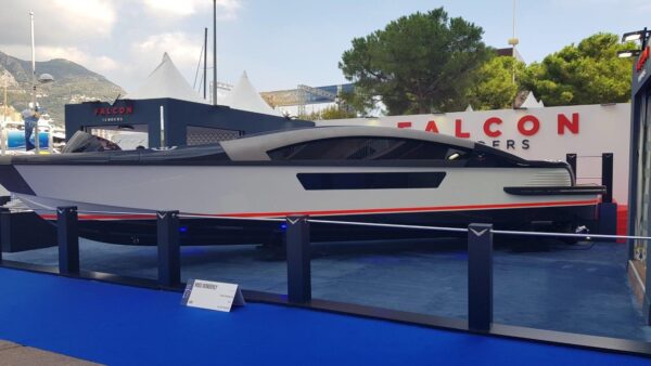 tender limousine ibrido di Falcon Tenders