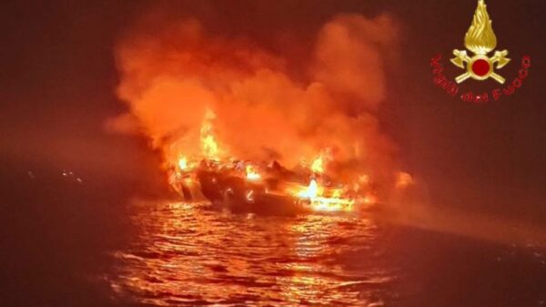 Incendio di uno yacht a Capo Comino