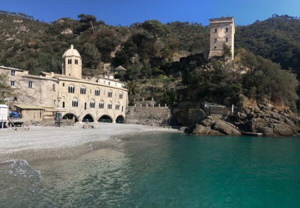 Nella foto il mare azzurro cristallino della baia di Capodimonte. Sullo sfondo l'abbazia di San Fruttuoso.