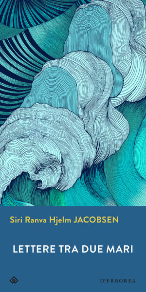 Nell'immagine la copertina del libro.Sullo sfondo ci sono le onde del mare. In basso c'è il nome dell'autrice, Siri Ranva Hjelm Jacobsen, e il titolo del libro, Lettere tra due mari.