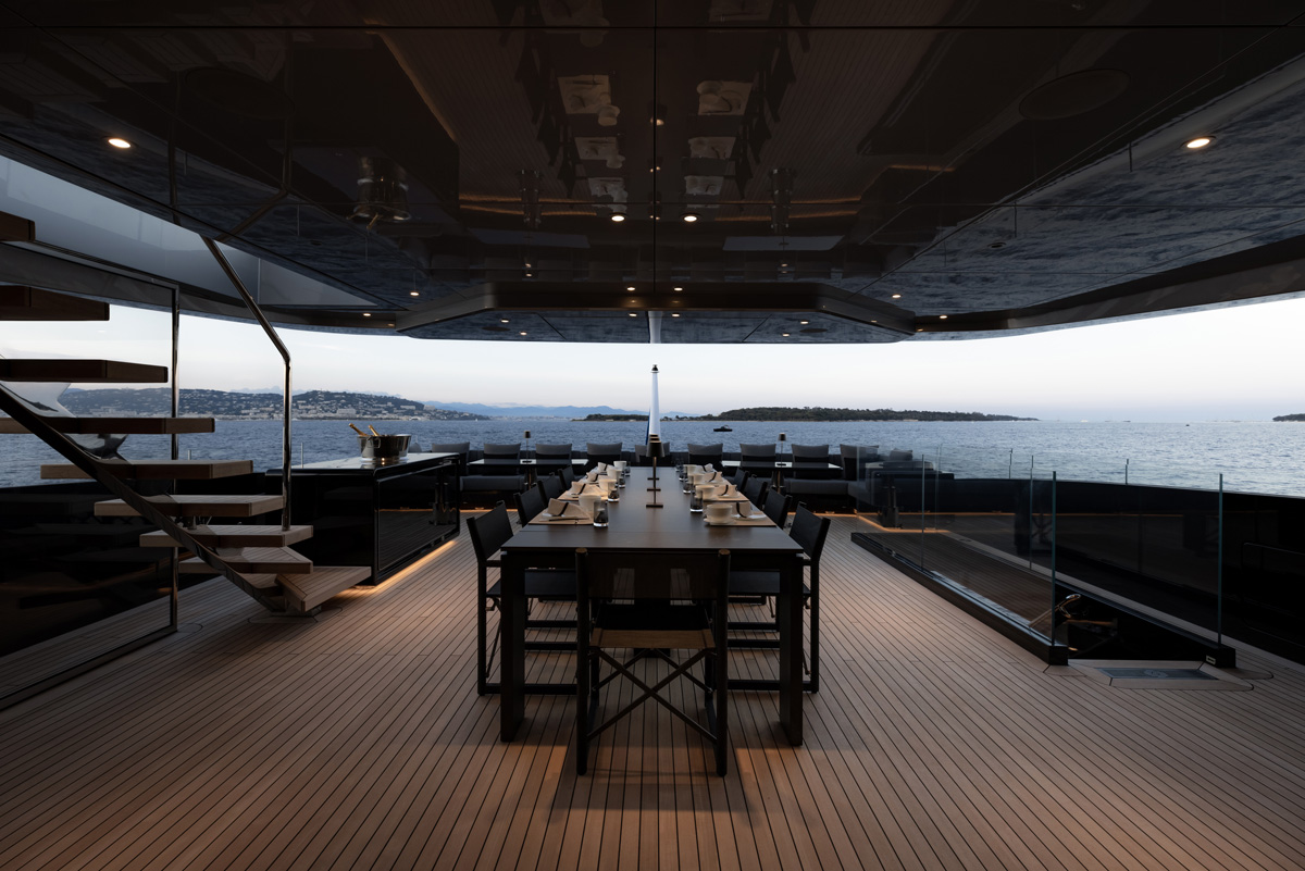 m/y Olokun Tankoa Yachts bridge deck