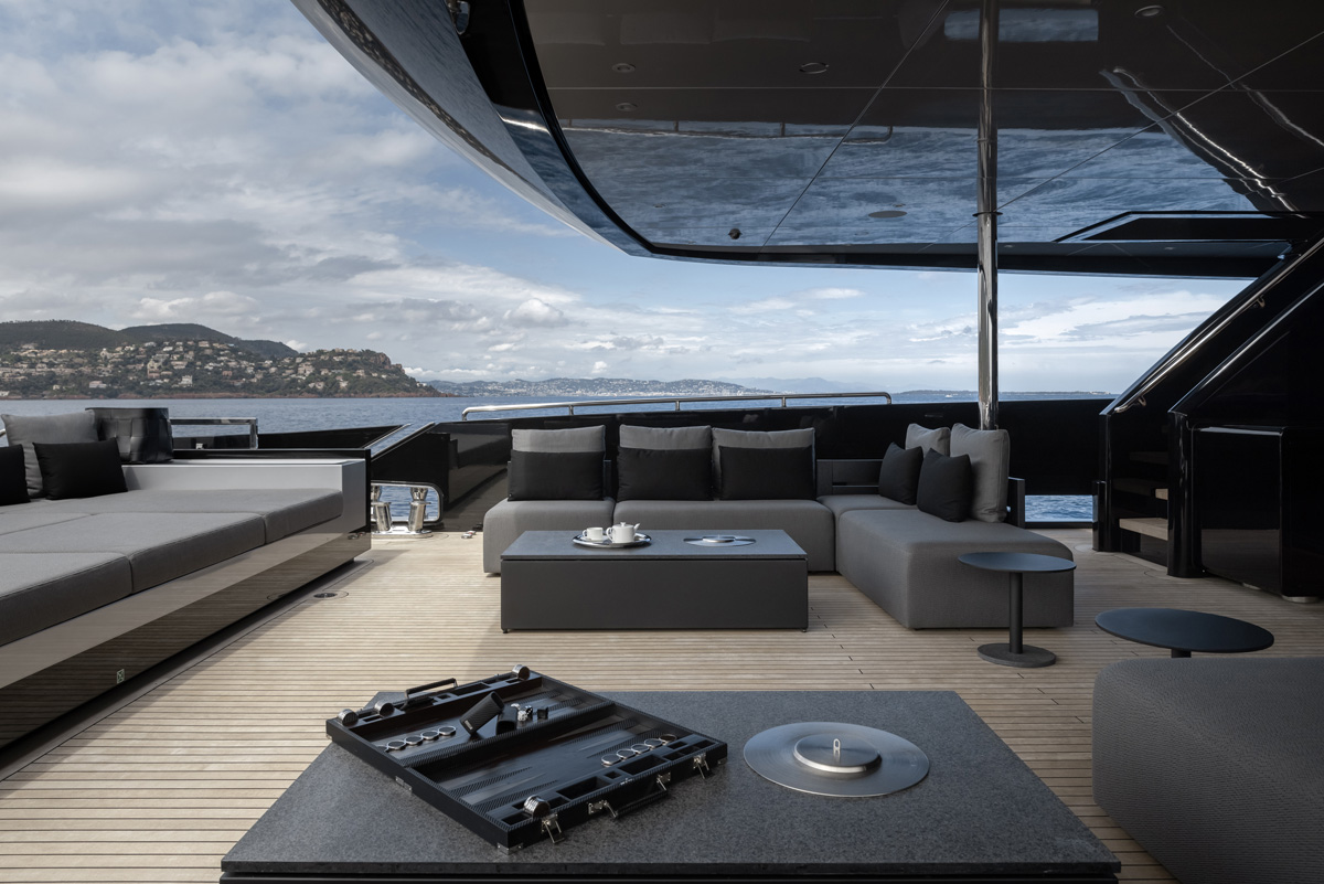 m/y Olokun Tankoa Yachts main deck