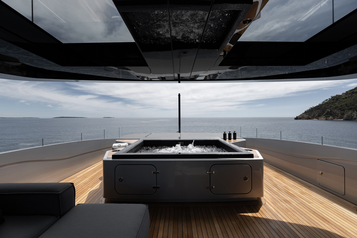 m/y Olokun Tankoa Yachts sun deck