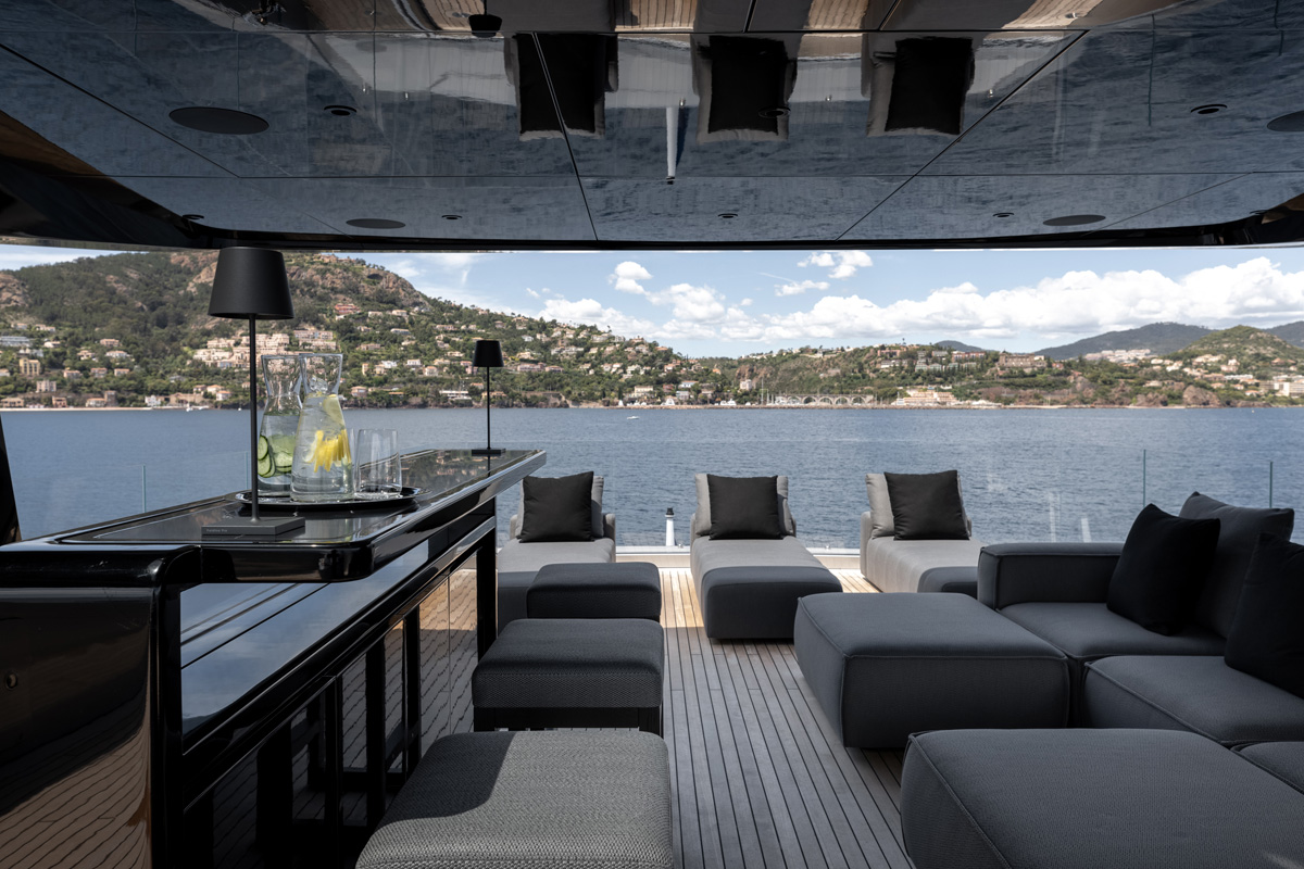 m/y Olokun Tankoa Yachts sun deck