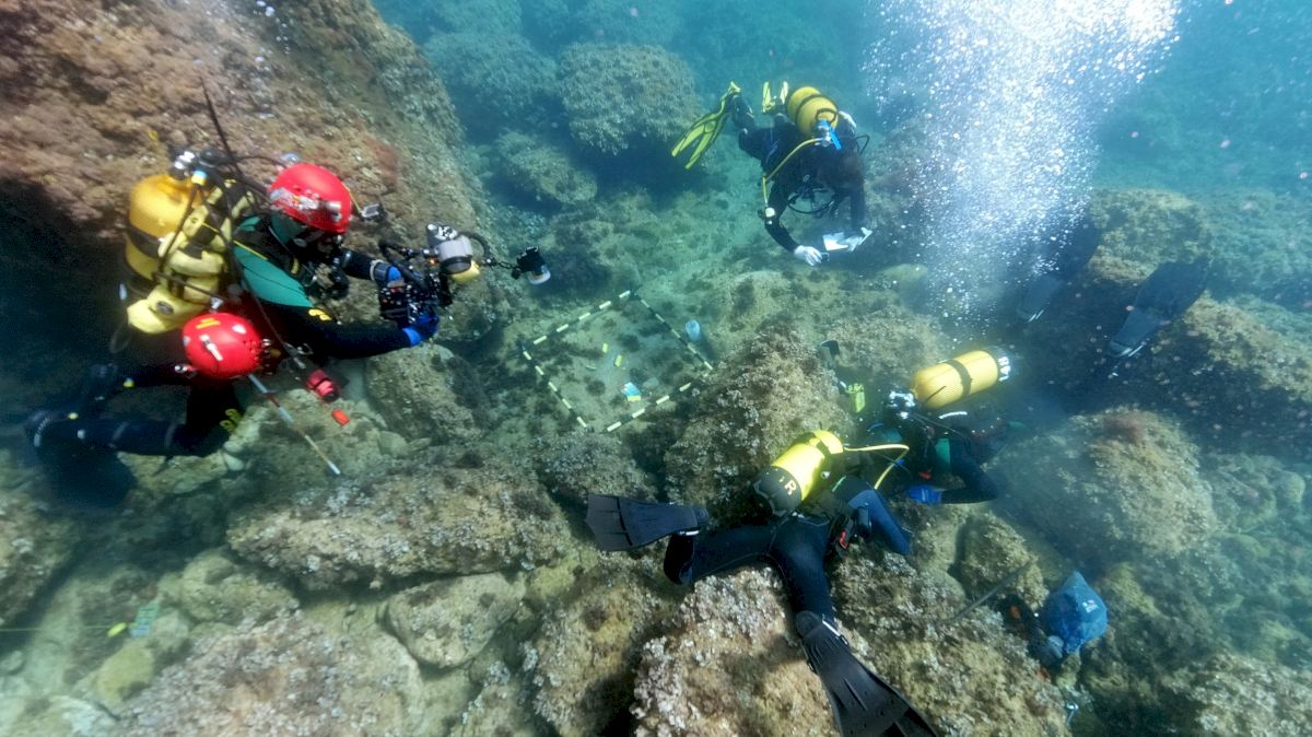 tesoro monete romane d’oro - gli archeologi al lavoro fonte elperiodic.com