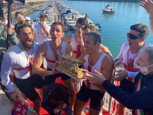 Il galeone di Genova vince la Regata delle Antiche Repubbliche Marinare