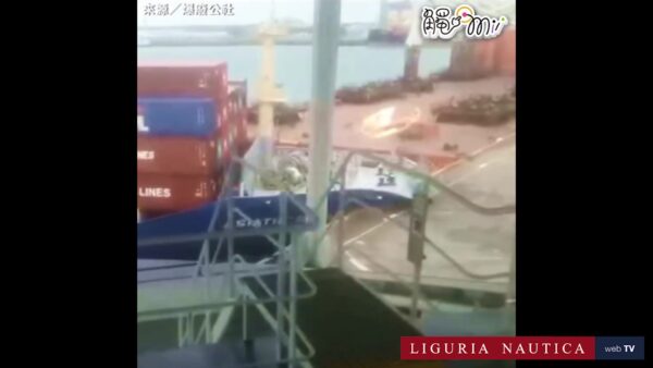 Nave portacontainer si schianta contro il molo del terminal a Taichung