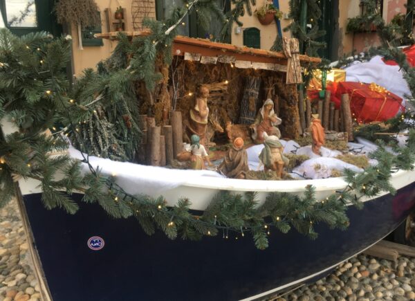 A Boccadasse la magica tradizione del presepe nella barca natalizia – Le foto di LN