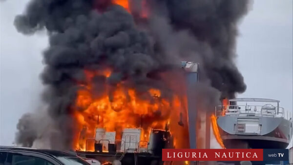 Incendio in un cantiere navale di Newport distrugge due superyacht: il video