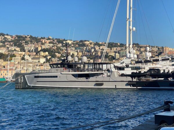 Il megayacht B3 a Genova