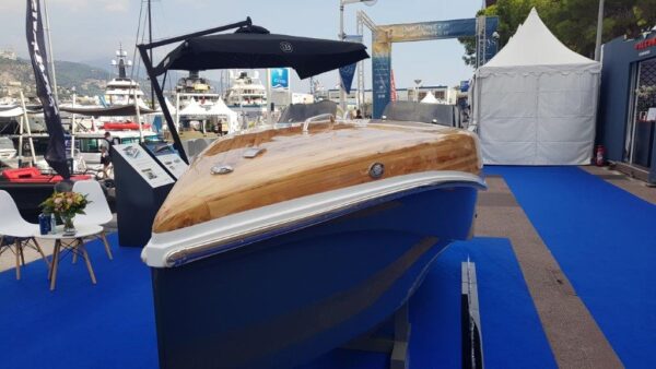 Faro 5, la barca elettrica in legno che si ricarica con il sole