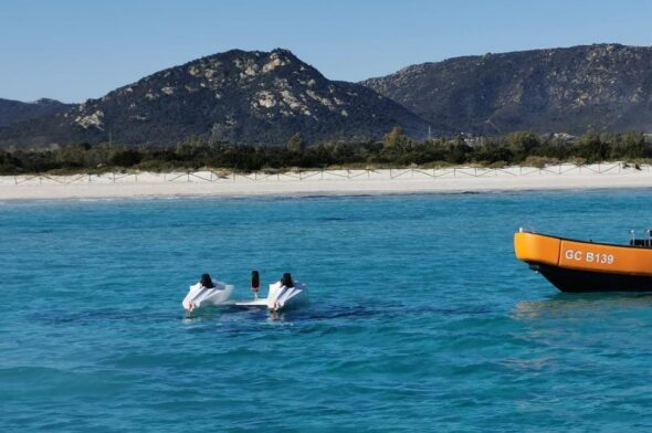 Idrovolante si ribalta in mare