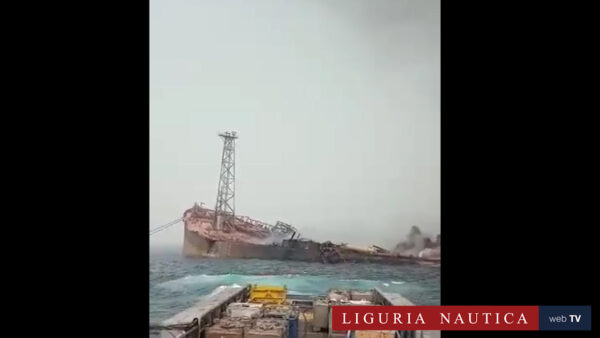 Nave petroliera in fiamme affondata in Nigeria