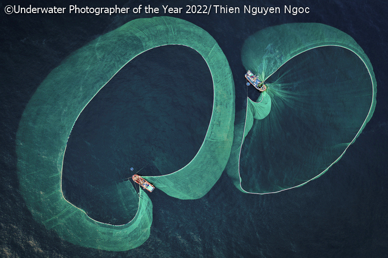 Save Our Seas Foundation’ Marine Conservation Photographer of the Year 2022: 'Season of anchovy fishery'
Thien Nguyen Ngoc 
FONTE: https://underwaterphotographeroftheyear.com