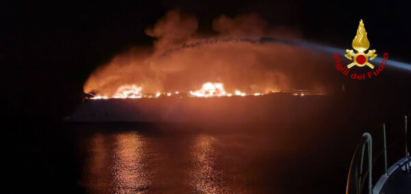 yacht Naseem distrutto da un incendio