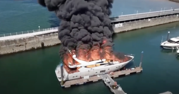 Superyacht in fiamme