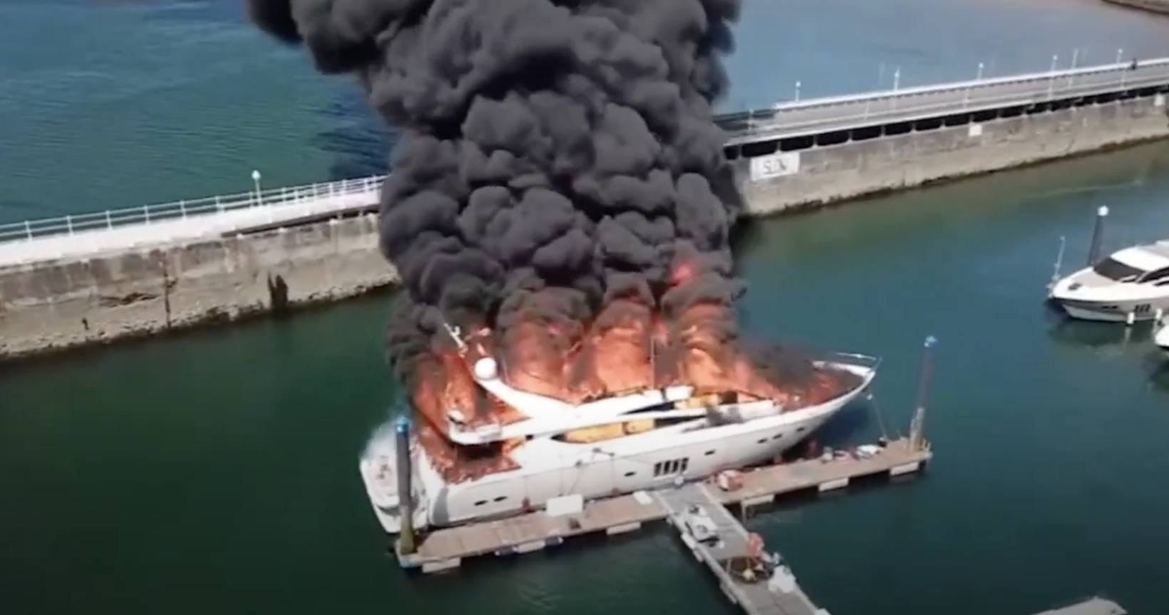 Superyacht  in fiamme 