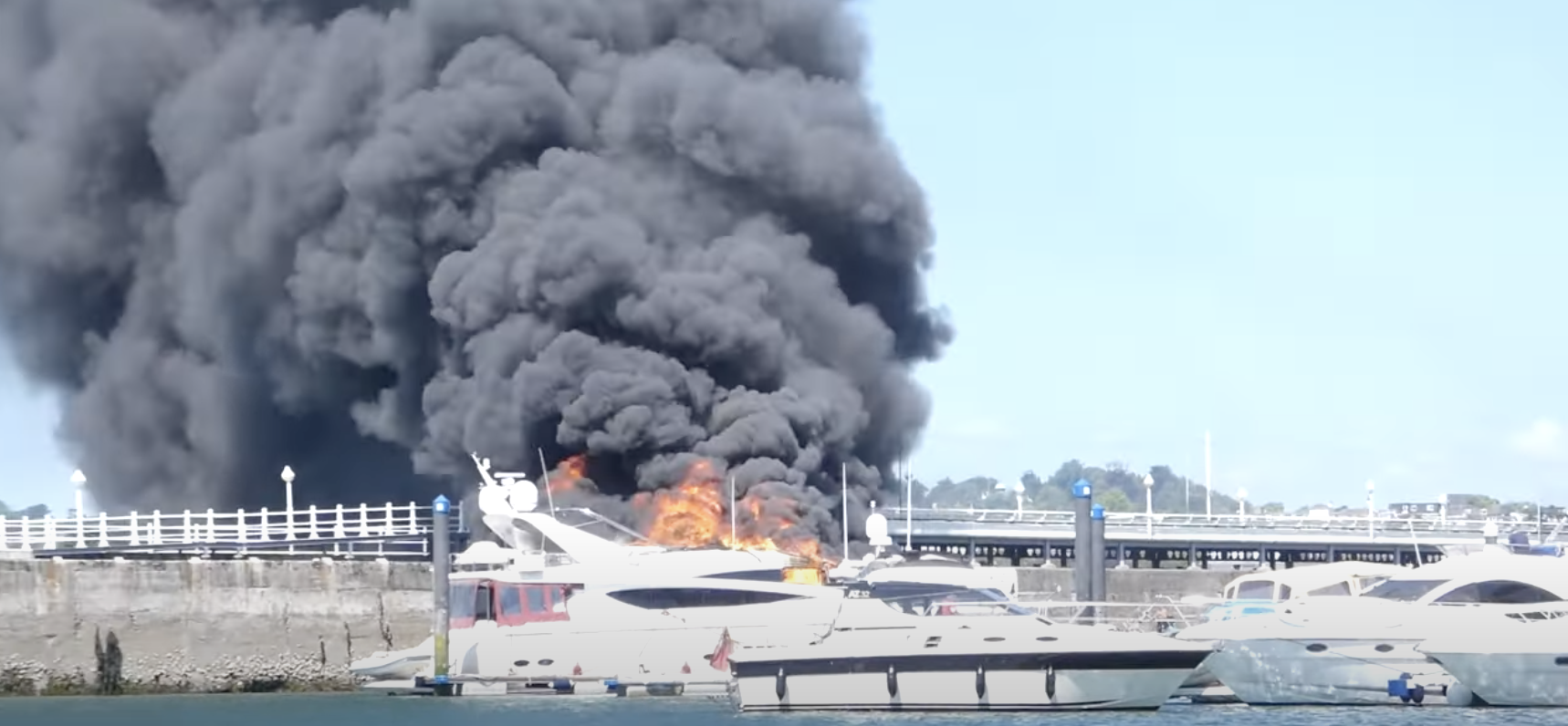 Superyacht  in fiamme 