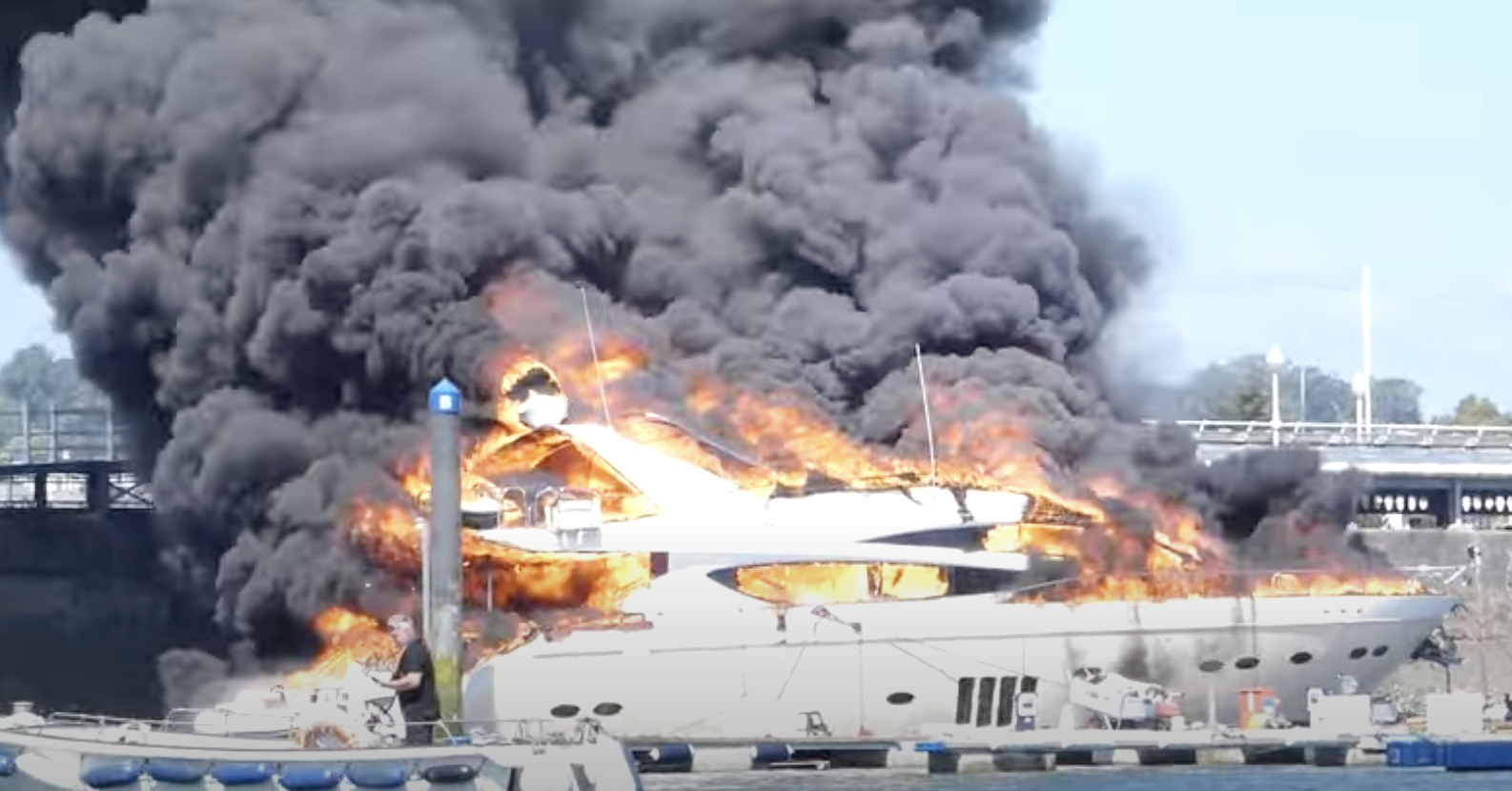 Superyacht  in fiamme 