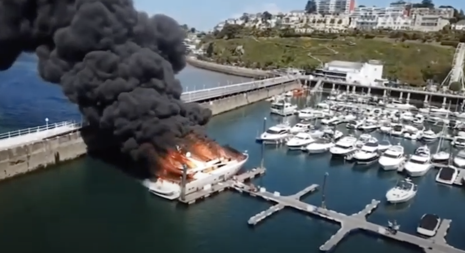 Superyacht  in fiamme 